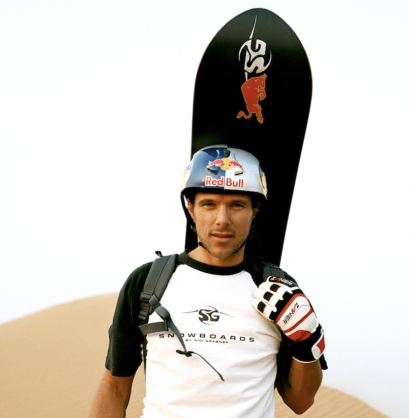 Sigi Grabner walking through the desert with his SG snowboard, Dubai - Pic: Pertramer