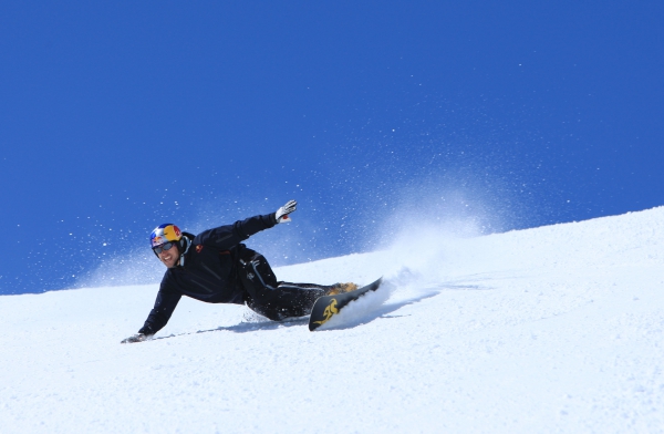 Sigi Grabner living on the edge - SG Snowboards Full Race Pro Team Board - Pic: Isamu Kubo