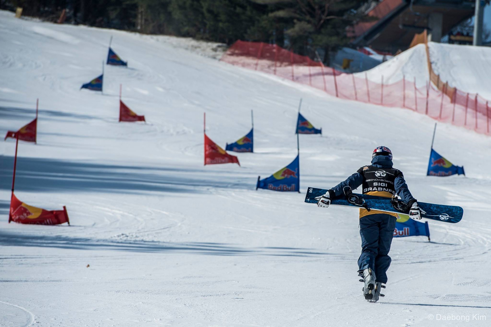 Sigi Grabner Carving fun in South Korea with his FULL CARVE SG Snowboards 2015 - Pic: Daebong Kim