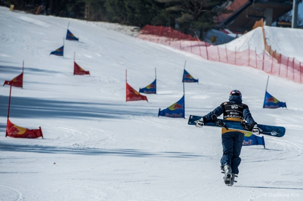 Sigi Grabner Carving fun in South Korea with his FULL CARVE SG Snowboards 2015 - Pic: Daebong Kim