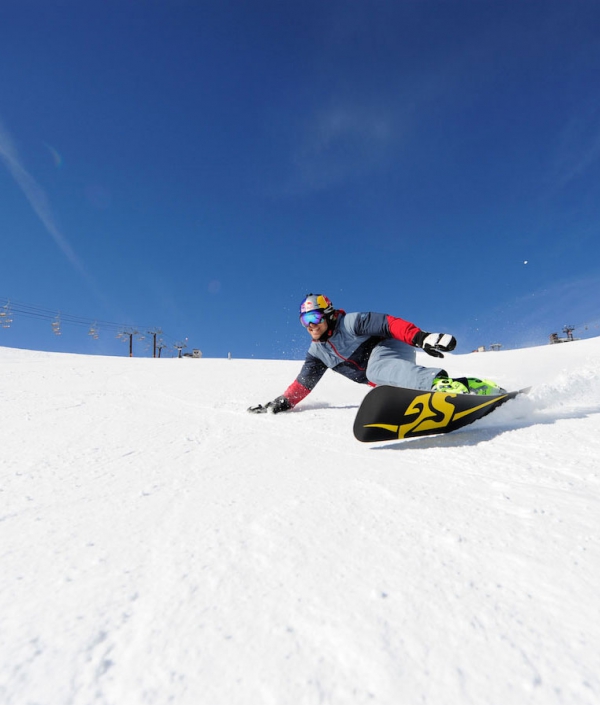 Sigi Grabner speedcarving with the SG SNOWBOARDS Full Carve in Hakuba, Japan - Pic: Stefan Martin Lusser